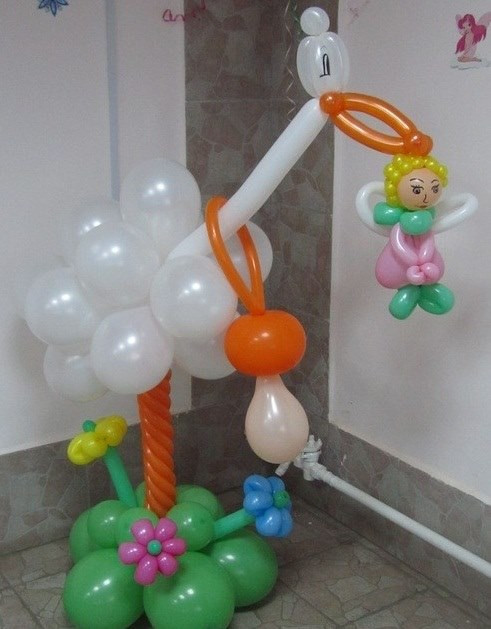 Фигура из шаров Аист с малышом