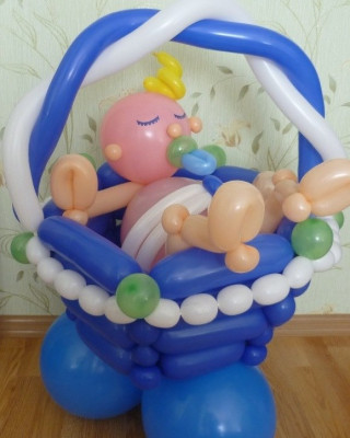 Фигура из шаров Малыш в корзине