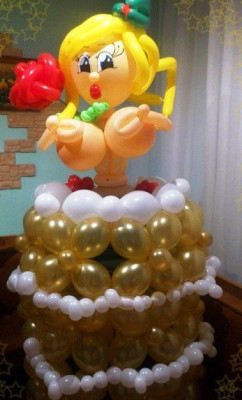 Фигура из шаров Подарок в торте